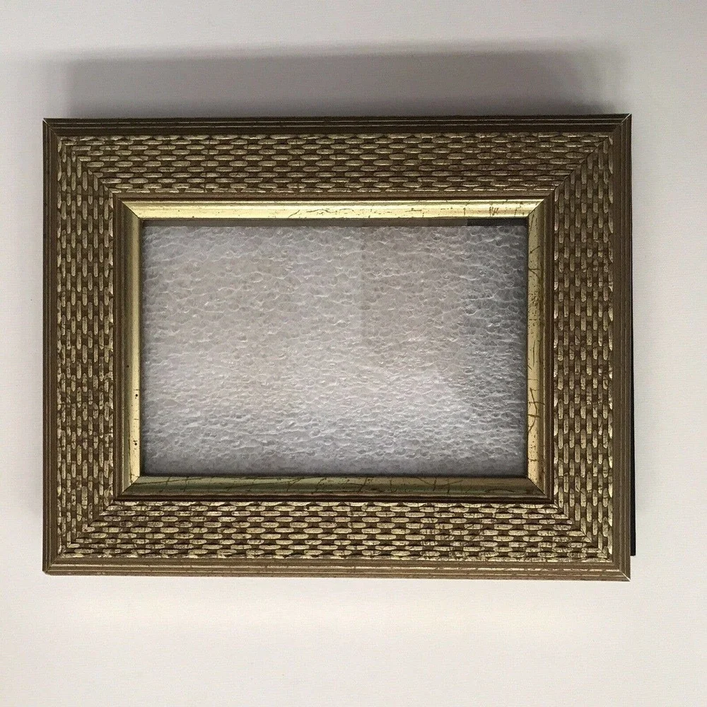Unbranded photo frame woven wood look gold tone 5” x 7” pre-owned